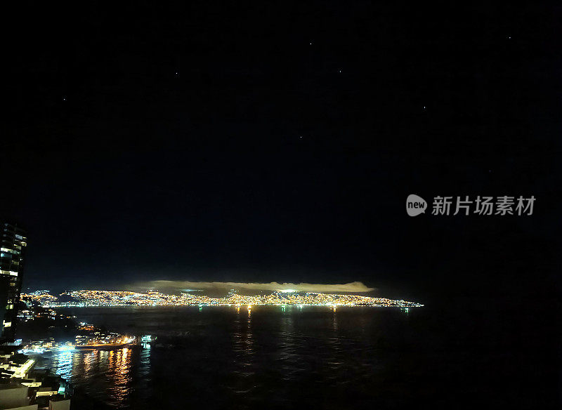 太平洋海岸的夜景Viña del Mar.背景是港口和瓦尔帕莱索市(联合国教科文组织世界遗产)。智利。